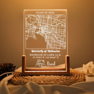 Luce notturna personalizzata per mappa universitaria, mappa scolastica con targhetta con nome, regalo di laurea per la classe del 2024, lampada acrilica mappa del campus, regalo per laurea
