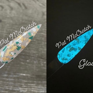 Op de afbeelding: Een close-up van een lichtblauwe nagellak met gouden en groene glitter. De nagellak gloeit in het donker, zoals te zien is op de afbeelding rechts.