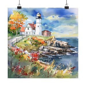 Puede incluir: Una pintura de acuarela de un faro blanco en una costa rocosa con una casa de techo rojo en primer plano. El faro es alto y delgado con una torre blanca y un techo rojo. La casa es pequeña y tiene un techo rojo y paredes blancas. La costa es rocosa y el agua es azul. El cielo es azul con nubes blancas. Hay árboles y arbustos en primer plano.