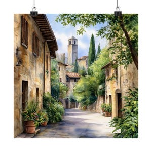 Può includere: Un dipinto ad acquerello di una stretta via in un villaggio europeo. La via è fiancheggiata da edifici in pietra, e lungo i lati crescono alberi e fiori. Una torre alta è visibile in lontananza.