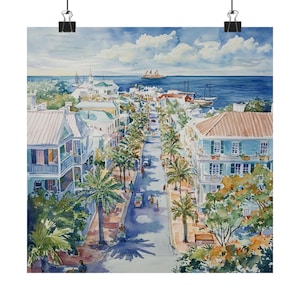 Puede incluir: Impresión en acuarela de un pueblo costero con una calle bordeada de palmeras, edificios y personas. La obra presenta un cielo azul con nubes, un océano azul y veleros en la distancia. Los edificios tienen fachadas blancas y azules.