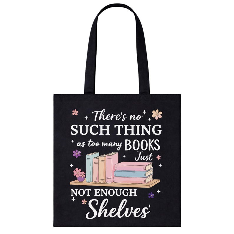 Puede incluir: Bolso tote negro con la cita "No hay demasiados libros, solo no hay suficientes estanter&iacute;as". El dise&ntilde;o incluye una estanter&iacute;a con libros coloridos y detalles florales. El bolso tiene asas negras.