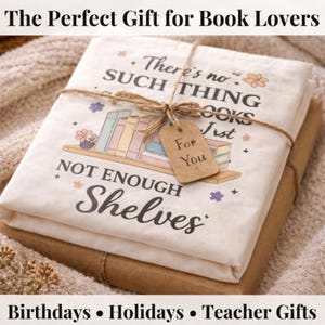 Puede incluir: Un regalo envuelto para los amantes de los libros. El regalo est&aacute; envuelto en papel marr&oacute;n y atado con hilo. La capa superior es una tela blanca con el texto "There's no such thing as too many books, just not enough shelves."