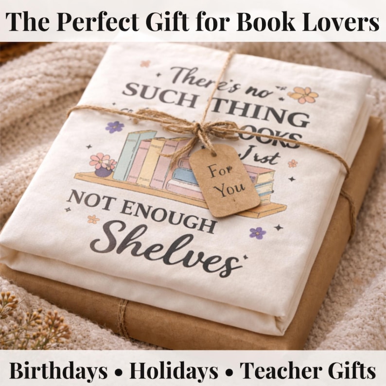 Puede incluir: Un regalo envuelto para los amantes de los libros. El regalo est&aacute; envuelto en papel marr&oacute;n y atado con hilo. La capa superior es una tela blanca con el texto "There's no such thing as too many books, just not enough shelves."