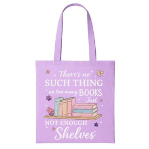 Puede incluir: Un bolso tote lila con el texto "No hay demasiados libros, solo no hay suficientes estanter&iacute;as". El bolso presenta un gr&aacute;fico de libros en una estanter&iacute;a con flores. El bolso tote tiene dos asas lilas.