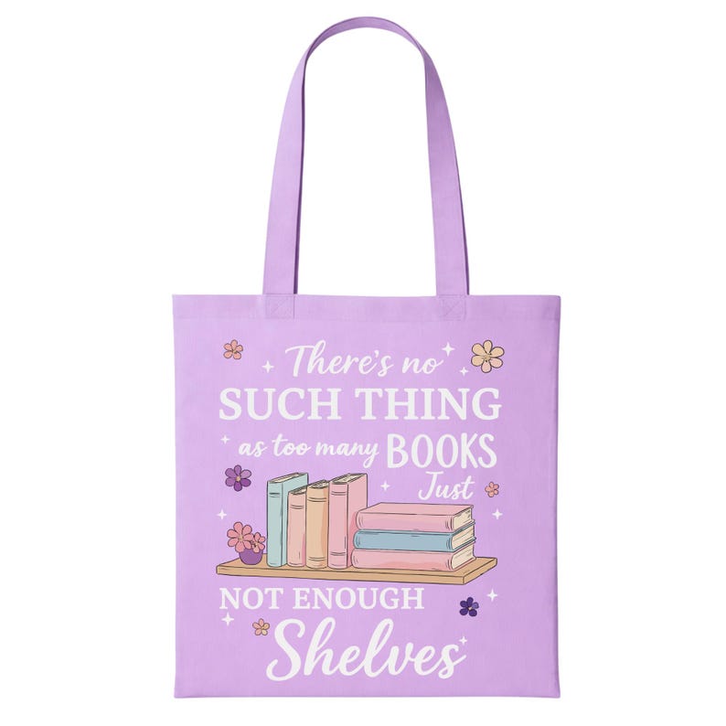 Puede incluir: Un bolso tote lila con el texto "No hay demasiados libros, solo no hay suficientes estanter&iacute;as". El bolso presenta un gr&aacute;fico de libros en una estanter&iacute;a con flores. El bolso tote tiene dos asas lilas.