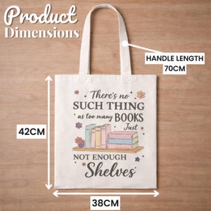 Puede incluir: Bolso tote blanco con la frase "There's no such thing as too many books, just not enough shelves". El bolso mide 42 cm de alto, 38 cm de ancho y tiene un asa de 70 cm. El dise&ntilde;o incluye libros y flores.