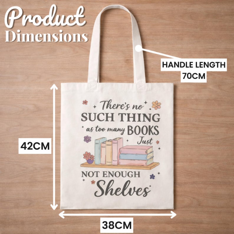 Puede incluir: Bolso tote blanco con la frase "There's no such thing as too many books, just not enough shelves". El bolso mide 42 cm de alto, 38 cm de ancho y tiene un asa de 70 cm. El dise&ntilde;o incluye libros y flores.