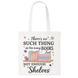 Puede incluir: Bolso de mano blanco con el texto "There's no such thing as too many books, just not enough shelves." El bolso presenta un gr&aacute;fico de libros en una estanter&iacute;a con detalles florales. El bolso tiene dos asas blancas.