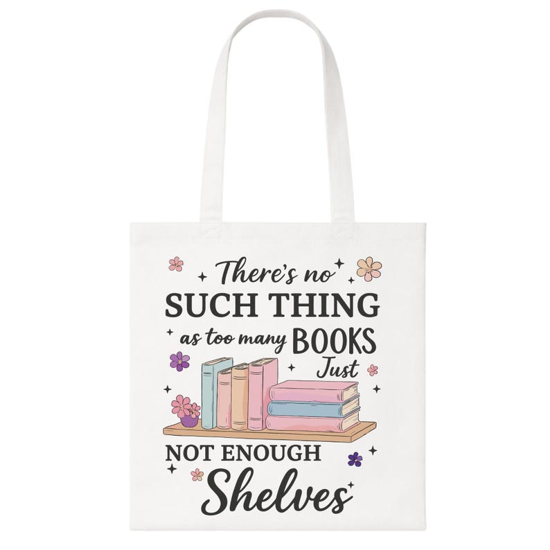 Puede incluir: Bolso de mano blanco con el texto "There's no such thing as too many books, just not enough shelves." El bolso presenta un gr&aacute;fico de libros en una estanter&iacute;a con detalles florales. El bolso tiene dos asas blancas.