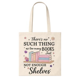Puede incluir: Una bolsa de mano de color crema con el texto "There's no such thing as too many books, just not enough shelves." El dise&ntilde;o incluye una estanter&iacute;a con libros coloridos y detalles florales. La bolsa tiene dos asas.