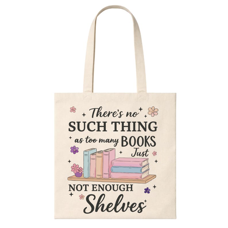 Puede incluir: Una bolsa de mano de color crema con el texto "There's no such thing as too many books, just not enough shelves." El dise&ntilde;o incluye una estanter&iacute;a con libros coloridos y detalles florales. La bolsa tiene dos asas.
