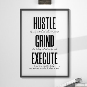 Puede incluir: Un póster motivacional en blanco y negro con las palabras "Hustle, Grind, Execute" y una cita sobre la importancia del trabajo duro y la ejecución. El póster está enmarcado en negro y colgado en una pared blanca.