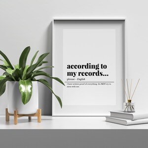 K&ouml;nnte beinhalten: Ein schwarz-wei&szlig;es, druckbares Wandbild mit dem Text "according to my records..." und der Definition "phrase - Englisch Ich habe schriftliche Beweise f&uuml;r alles. Versuchen Sie NICHT, sich einzumischen."
