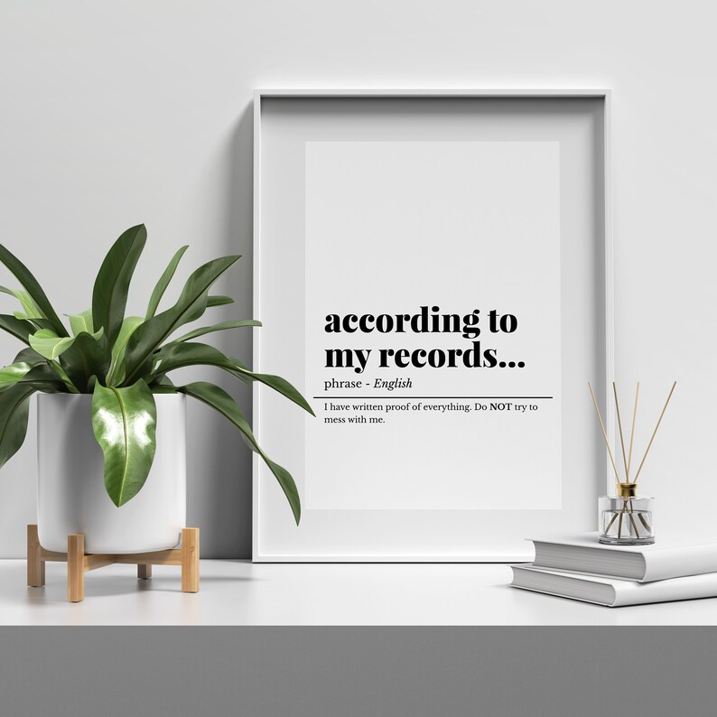 K&ouml;nnte beinhalten: Ein schwarz-wei&szlig;es, druckbares Wandbild mit dem Text "according to my records..." und der Definition "phrase - Englisch Ich habe schriftliche Beweise f&uuml;r alles. Versuchen Sie NICHT, sich einzumischen."