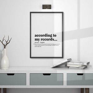 K&ouml;nnte beinhalten: Ein schwarz-wei&szlig;er gerahmter Druck mit dem Text "according to my records..." und der Definition "phrase - Englisch Ich habe schriftliche Beweise f&uuml;r alles. Versuche NICHT, dich mit mir anzulegen."