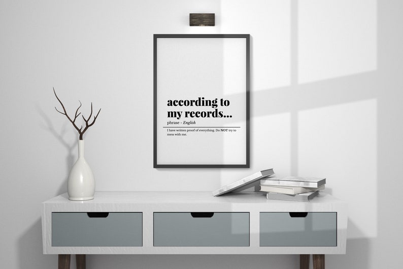 K&ouml;nnte beinhalten: Ein schwarz-wei&szlig;er gerahmter Druck mit dem Text "according to my records..." und der Definition "phrase - Englisch Ich habe schriftliche Beweise f&uuml;r alles. Versuche NICHT, dich mit mir anzulegen."