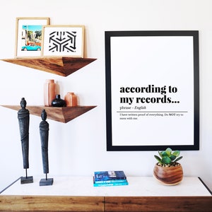 K&ouml;nnte beinhalten: Ein schwarzer gerahmter Druck mit dem Text "according to my records..." in Wei&szlig;. Der Text ist eine Definition des Ausdrucks "Ich habe schriftliche Beweise f&uuml;r alles. Versuchen Sie NICHT, mich zu &auml;rgern."