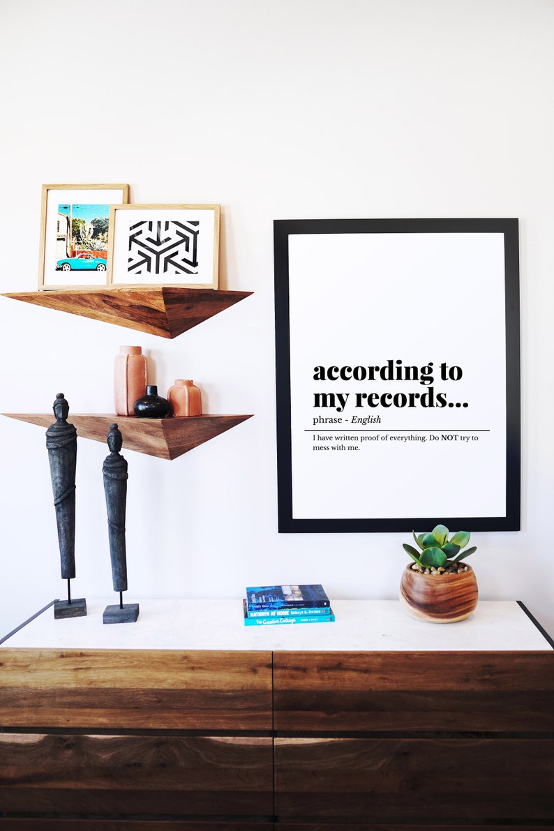 K&ouml;nnte beinhalten: Ein schwarzer gerahmter Druck mit dem Text "according to my records..." in Wei&szlig;. Der Text ist eine Definition des Ausdrucks "Ich habe schriftliche Beweise f&uuml;r alles. Versuchen Sie NICHT, mich zu &auml;rgern."
