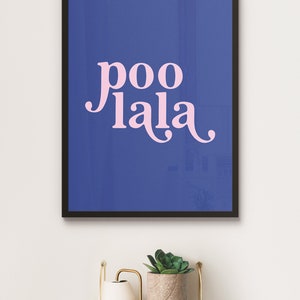 Rolig badrumsdekor, Poo La La, blårosa badrumsväggkonst, toalettaffisch, roliga badrumsskyltar, trendig utskrivbar väggkonst, badrumstryck bild 2