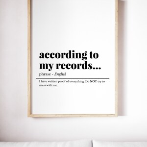 K&ouml;nnte beinhalten: Ein gerahmter Druck mit wei&szlig;em Hintergrund und schwarzem Text, der "according to my records..." lautet. Der Text ist als Phrase im Englischen definiert und lautet "I have written proof of everything. Do NOT try to mess with me."