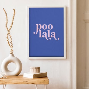 Rolig badrumsdekor, Poo La La, blårosa badrumsväggkonst, toalettaffisch, roliga badrumsskyltar, trendig utskrivbar väggkonst, badrumstryck bild 3