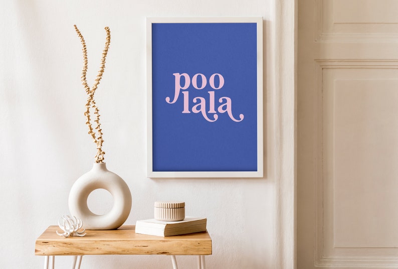 Rolig badrumsdekor, Poo La La, blårosa badrumsväggkonst, toalettaffisch, roliga badrumsskyltar, trendig utskrivbar väggkonst, badrumstryck bild 3