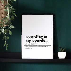 K&ouml;nnte beinhalten: Ein schwarzer gerahmter Druck mit wei&szlig;em Text, der "according to my records..." und "phrase - English" lautet, gefolgt von einer Definition: "I have written proof of everything. Do NOT try to mess with me."