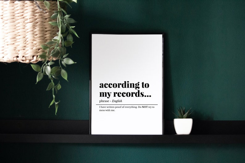 K&ouml;nnte beinhalten: Ein schwarzer gerahmter Druck mit wei&szlig;em Text, der "according to my records..." und "phrase - English" lautet, gefolgt von einer Definition: "I have written proof of everything. Do NOT try to mess with me."