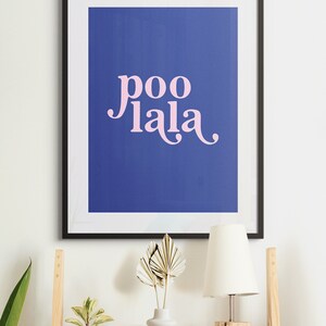 Rolig badrumsdekor, Poo La La, blårosa badrumsväggkonst, toalettaffisch, roliga badrumsskyltar, trendig utskrivbar väggkonst, badrumstryck bild 4