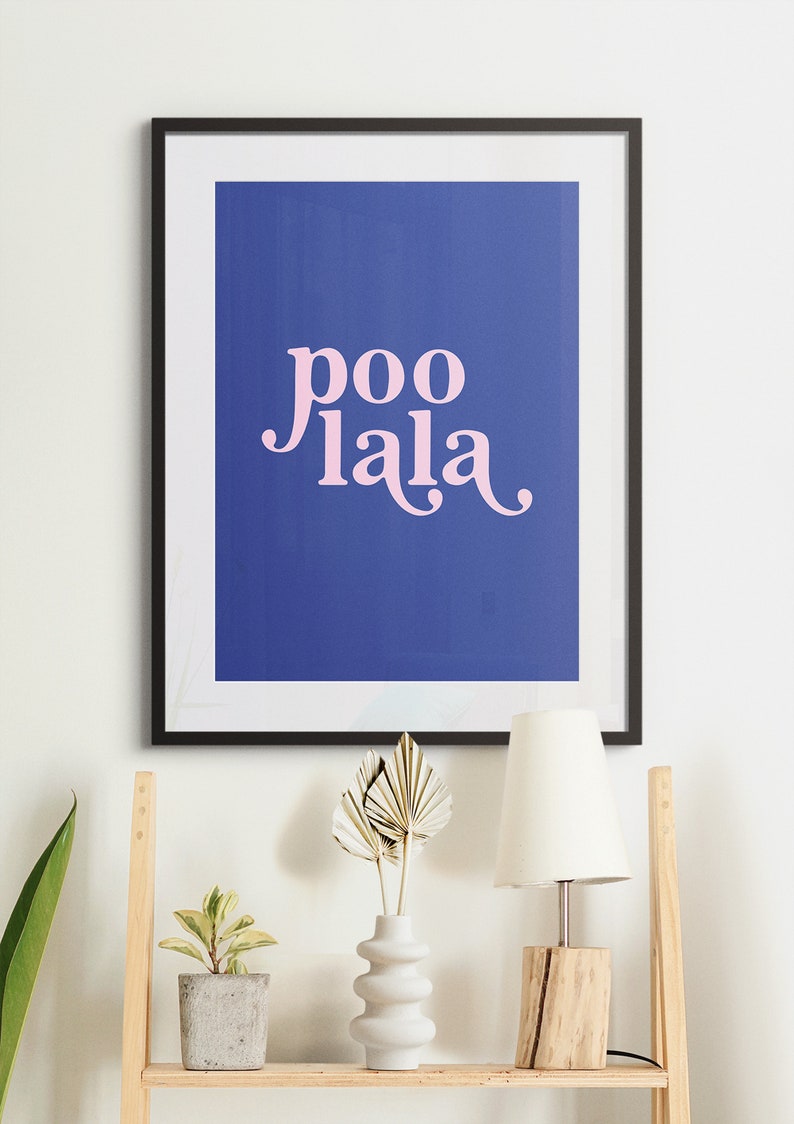 Rolig badrumsdekor, Poo La La, blårosa badrumsväggkonst, toalettaffisch, roliga badrumsskyltar, trendig utskrivbar väggkonst, badrumstryck bild 4