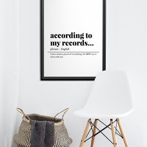 K&ouml;nnte beinhalten: Schwarzwei&szlig;es druckbares Wandbild mit dem Text "according to my records..." und der Definition "phrase - Englisch Ich habe schriftliche Beweise f&uuml;r alles. Versuchen Sie NICHT, sich einzumischen."