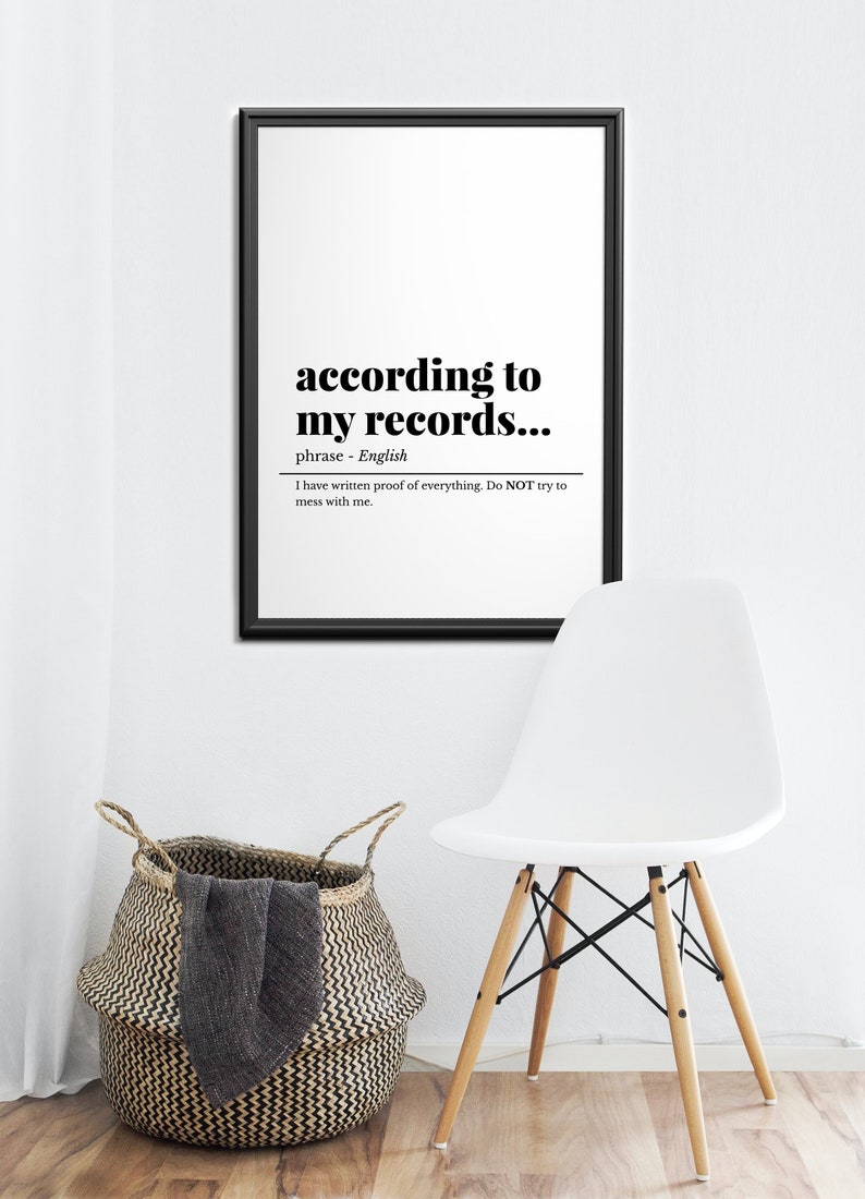 K&ouml;nnte beinhalten: Schwarzwei&szlig;es druckbares Wandbild mit dem Text "according to my records..." und der Definition "phrase - Englisch Ich habe schriftliche Beweise f&uuml;r alles. Versuchen Sie NICHT, sich einzumischen."