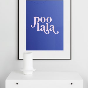 Rolig badrumsdekor, Poo La La, blårosa badrumsväggkonst, toalettaffisch, roliga badrumsskyltar, trendig utskrivbar väggkonst, badrumstryck bild 6