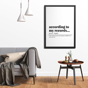 K&ouml;nnte beinhalten: Schwarzwei&szlig;es druckbares Wandbild mit dem Text "according to my records..." und der Definition "phrase - Englisch Ich habe schriftliche Beweise f&uuml;r alles. Versuchen Sie NICHT, sich einzumischen."
