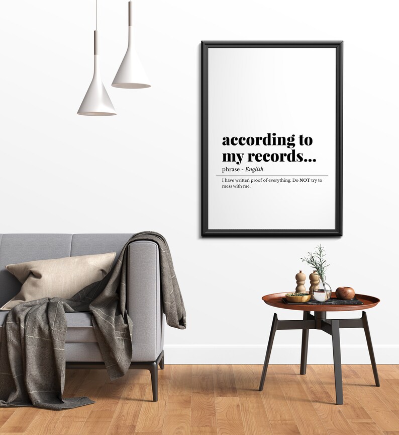 K&ouml;nnte beinhalten: Schwarzwei&szlig;es druckbares Wandbild mit dem Text "according to my records..." und der Definition "phrase - Englisch Ich habe schriftliche Beweise f&uuml;r alles. Versuchen Sie NICHT, sich einzumischen."