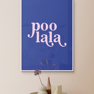 Rolig badrumsdekor, Poo La La, blårosa badrumsväggkonst, toalettaffisch, roliga badrumsskyltar, trendig utskrivbar väggkonst, badrumstryck bild 8