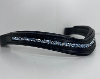 Frontal incurvé en cuir bleu clair en forme de V avec strass et strass