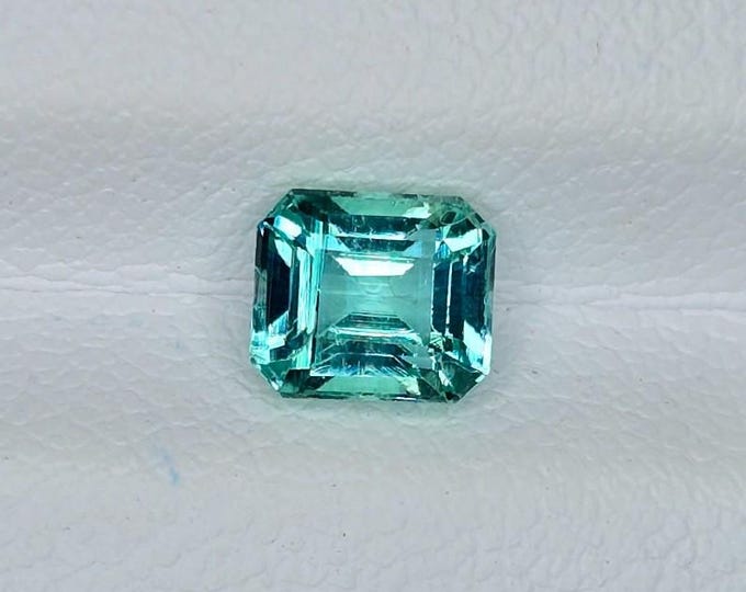 IGI & NAGL Lab Certified, 1.03 Carat, Rare MINOR Oil, Clean Emerald, Appraised for 2,800 Dollars
