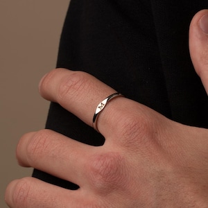 Anillo con iniciales personalizadas, anillo minimalista con inicial para hombre, anillo con letra de plata, anillo con inicial personalizado, anillo fino apilable, banda de plata