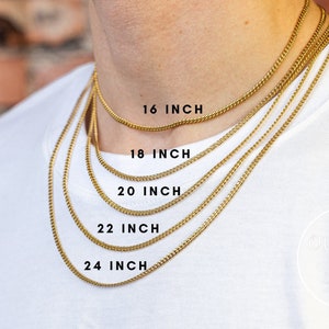 Könnte beinhalten: Eine goldene Kettenkette in fünf verschiedenen Längen: 16 Zoll, 18 Zoll, 20 Zoll, 22 Zoll und 24 Zoll. Die Kette wird am Hals einer Person gezeigt.