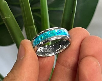 Anillo con banda de ópalo azul - Anillos de plata para hombre y mujer - Anillos apilables de 8 mm - Joyería - Anillos de ópalo azul fabricados por Outrage London.