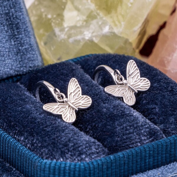 Boucles d’oreilles pendantes Sterling Silver Butterfly Hoops, Délicates boucles d’oreilles papillon, Cerceaux Dainty Hoops, Boucles d’oreilles papillon, Cerceaux papillon minimalistes