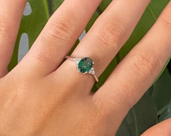 Oval Emerald Green Stone Ring in Sterling Silver, Women's May Birthstone Ring, CZ rings, Minimalistic Stackable Rings, 925 Jewellery, Gifts