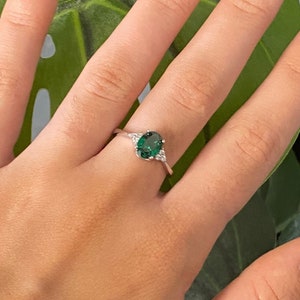 Oval Emerald Green Stone Ring in Sterling Silver, Women's May Birthstone Ring, CZ rings, Minimalistic Stackable Rings, 925 Jewellery, Gifts