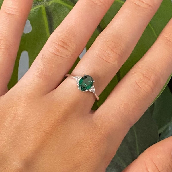 Ovale Emerald Green Stone Ring in Sterling Zilver, Women's May Birthstone Ring, CZ ringen, minimalistische stapelbare ringen, 925 sieraden, geschenken