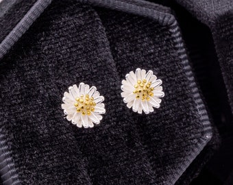 Small Daisy Stud Earrings in Sterling Silver with 18K Gold, flower stud Earrings, Small Studs, Floral Earrings, Minimal Earrings, womens