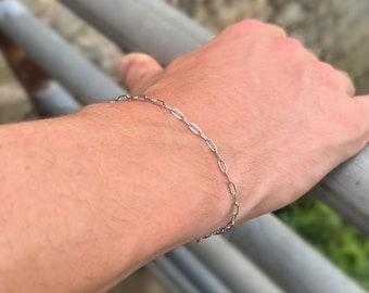 Bracciale unisex in argento sottile con catena a graffetta, braccialetti a catena da uomo e da donna sottili minimalisti di Outrage London.