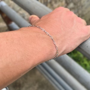 Uniseks armband met dunne paperclipketting, minimalistische dunne personaliseerbare aangepaste kettingarmbanden voor heren en dames van Outrage London
