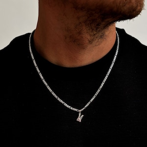 Colar com pingente inicial de prata para homens, mulheres, unissex, colar com corrente de letras personalizadas em prata, presentes de joalheria por Outrage London